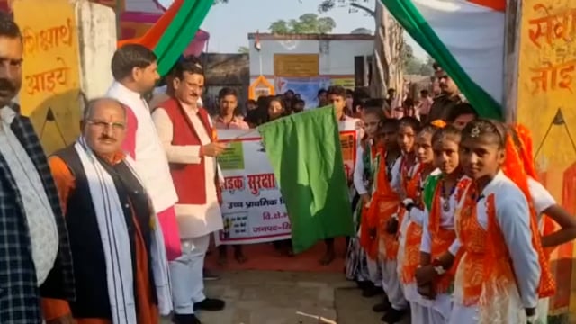 बिस्कोहर में पूर्व बेसिक शिक्षा मंत्री सतीश द्विवेदी ने यातायात जागरूकता रैली को हरी झंडी दिखाकर किया रवाना ।