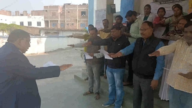 सूरजगढ़ सीएचसी प्रभारी डॉ०सत्येंद्र कुमार जी के द्वारा अपने सभी स्वास्थ्य कर्मियों को संविधान दिवस की शपथ दिलाई 