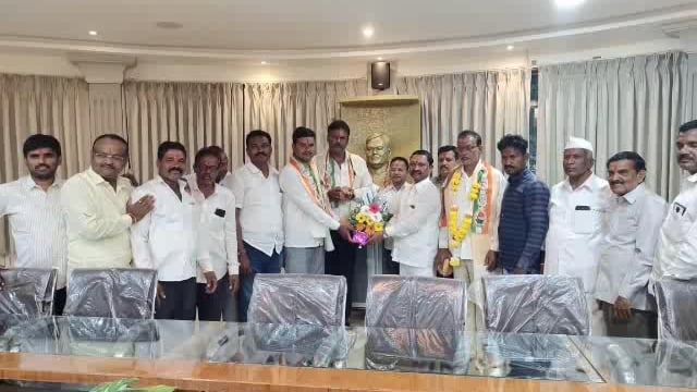 भाजपाला धक्का देत खेराडे वांगी येथील दिग्गज कार्यकर्त्यांचा काॅंग्रेस पक्षात प्रवेश. 