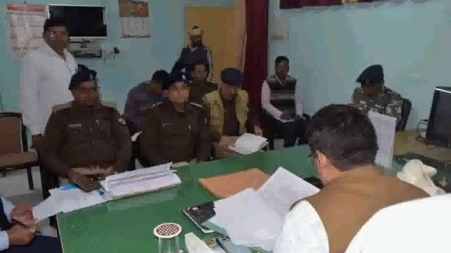 नशीले पदार्थो कि तस्करी को रोकने के लिए जिलाधिकारी ने अपने कक्ष में अधिकारियों के साथ की बैठक ।