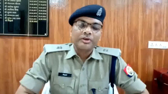 दुर्घटना को रोकने के लिए काम कर रही पुलिस अपर पुलिस अधीक्षक सिद्धार्थनगर ।