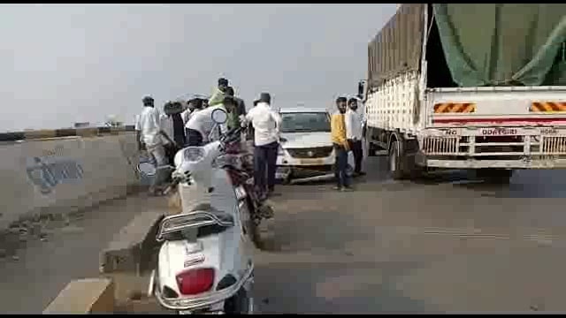 बिदर रोड उडान पुलावर कार डीवायडरला धडकली,कारचे मोठे नुकसान