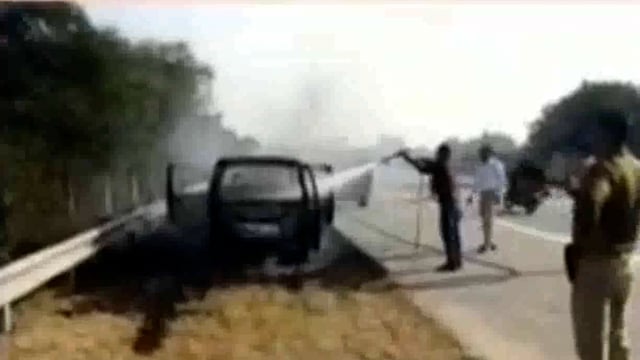 यमुना एक्सप्रेस वे पर ईको कार में लगी आग कार में सवार 5 लोगों ने कार से कूदकर बचाई जान