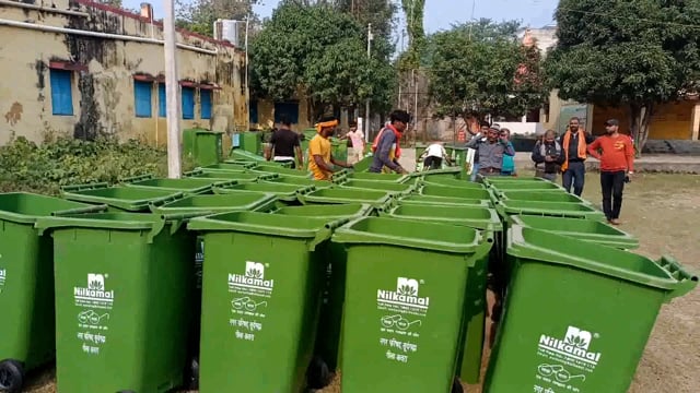 डस्टबिन घोटाला उजागर होने पर आज सूरजगढ़ा नगर परिषद के लिए डस्टबिन मंगाकर सूर्यगढ़ा बाजार में जगह-जगह रखी जा रही है