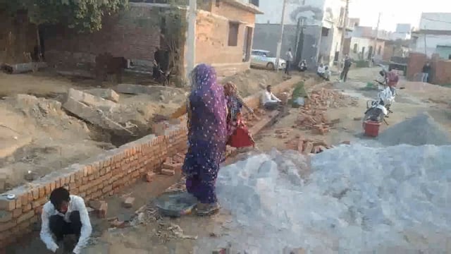 पानीगांव के विकास कार्य व स्वच्छता को लेकर ग्राम प्रधान के द्वारा लगातार कराया जा रहा नाली और खडंजों का निर्माण कार्य।