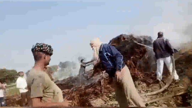 किसानों के पुआल में लगी आग, लाखों का नुकसान