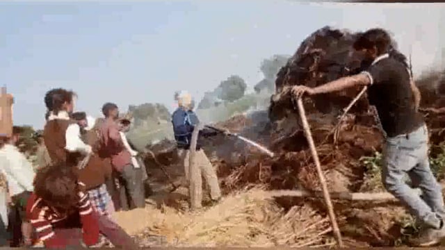 किसानों के पुआल में लगी आग, लाखों का नुकसान