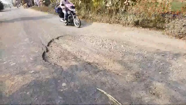 योगी सरकार के गड्ढा मुक्तिकरण निर्देश पर अधिकारियों ने लगाया पलीता
संग्रामगढ़ से धारुपुर मार्ग पर गड्ढे मौजूद