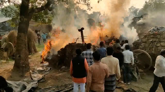 रामनगर अज्ञात कारणों से छप्पर के मकान में लगी आग ग्रामीणों व राहगीरों कि मदद से उसमें बंधी भैंसों कि बचाई गई जान