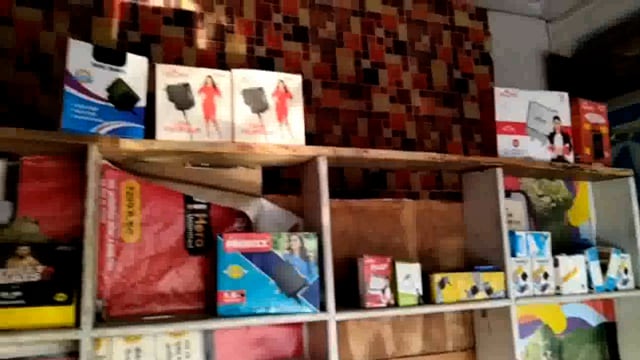 मोबाइल की दुकान से मोबाइल व नकदी सहित लाखों की चोरी घटना हुई सीसीटीवी में कैद