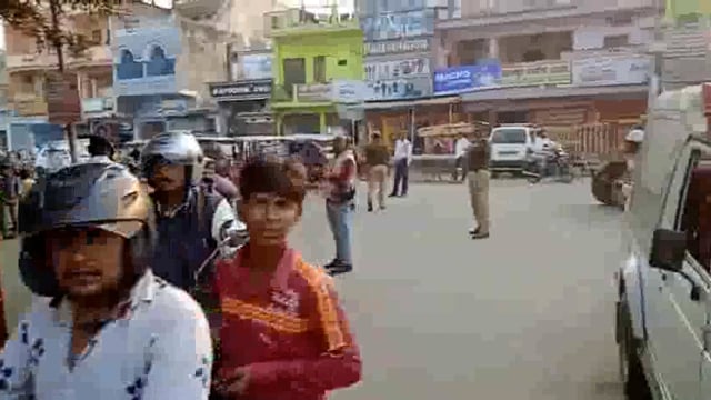 मार्ग दुर्घटना को रोकने के लिए सिद्धार्थनगर के सभी थाना की पुलिस लगातार लोगों को कर रही जागरूक SP अमित कुमार आनंद ।