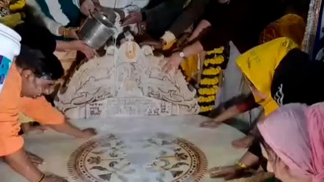 निधिवन राज में ठाकुर बांके बिहारी जी की प्राकट्य स्थली पर भक्तों ने पंचामृत से अभिषेक कर अपने आपको किया धन्य।