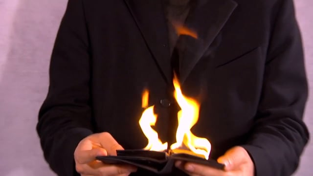 Video Carta nel portafogli in fiamme