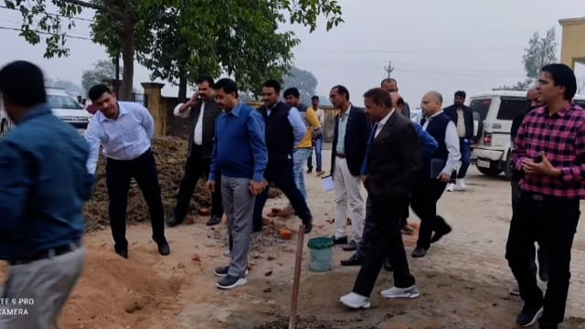 विशेष सचिव धीरेंद्र सिंह सचान व CMO ने CHC सिरसिया में बन रहे कोविड वार्ड का किया निरीक्षण कमिया मिलने पर लगाई फटकार