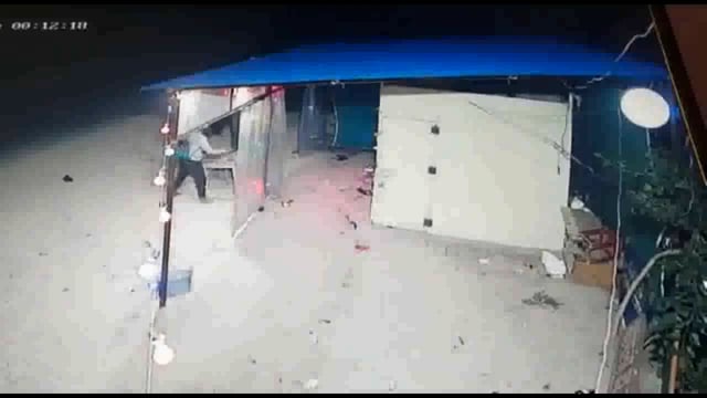 चोरों के द्वारा एलईडी बल्ब चोरी करने का वाक्या सीसीटीवी में कैद,पुलिस जाँच जारी
थाना जेठवारा अमरौना फेमिली टी कार्नर