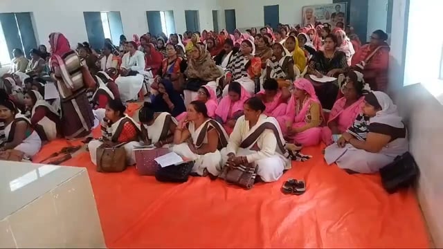 जिम्मेदारों की गैर मौजूदगी में ट्रिपल ए प्रशिक्षण कार्यक्रम सम्पन्न
पल्ली पर बैठीं आशा, आंगनबाड़ीकार्यकत्री
रामपुर ब्लाक