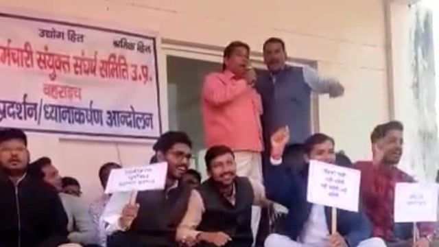 बहराइच में विद्युत विभाग के कर्मचारियों ने मांगो को लेकर कार्य बहिष्कार कर किया धरना प्रदर्शन जमकर की नारेबाज़ी