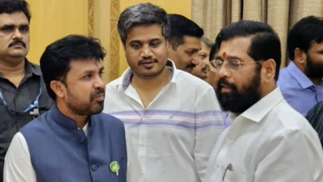 आमदार संजय बनसोडे यांनी मुंबई येथे मुख्यमंत्री एकनाथ शिंदे यांची भेट घेवून विविध विकास कामाचे दिले निवेदन