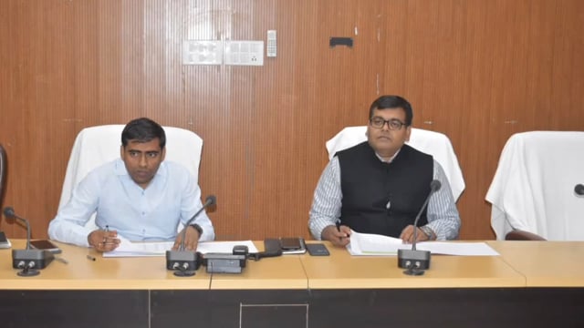 अध्यापक बिना अवकाश स्वीकृत कराए अनुपस्थित पाए जाएं तो उनके विरुद्ध करें कड़ी कार्रवाई कलेक्ट्रेट सभागार में बैठक में DM