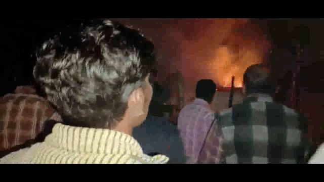 शिवनगर टोला में दो परिवारों का 3 घर जलकर पूरी तरह राख हो गया। ग्रामीणों की मदद से आग पर काबू पाया गया