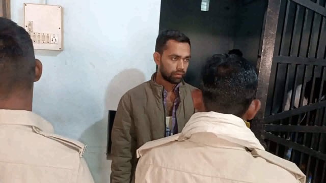 रंगारंग आर्केस्ट्रा कार्यक्रम में हथियार लहराने वाले एक युवक को गिरफ्तार कर भेजा गया जेल