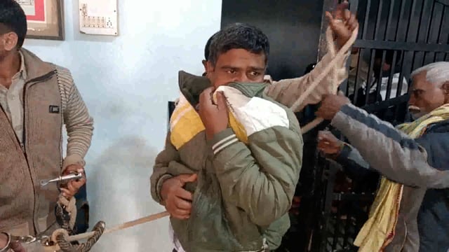 शहीद द्वार सलेमपुर रोड से एक शराबी को शराब पीकर हंगामा करते गिरफ्तार कर भेजा गया जेल