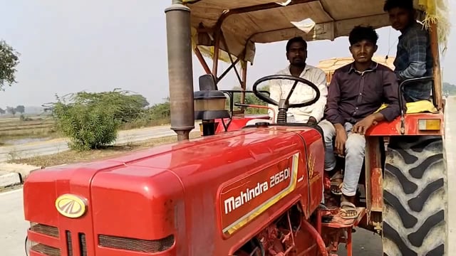 हर्रो टोल प्लाजा पर ट्रैक्टर चालकों से लिया जाता है टोल टैक्स#Prayagraj 