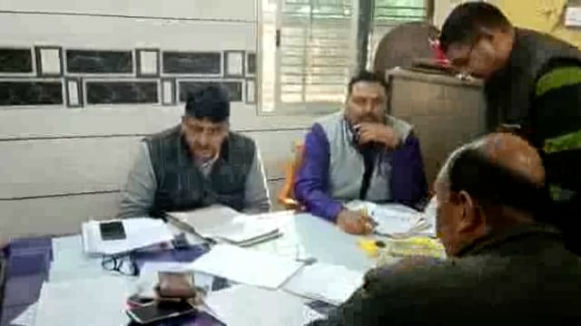 घूस लेते रंगे हाथ पकड़ा गया ग्राम विकास अधिकारी एंटी करप्शन ब्यूरो ने लिया हिरासत में