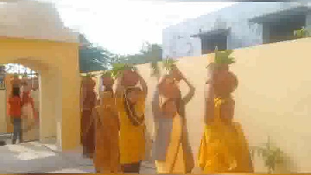 सौंख के नगला अख्हा इस्थित बगीची पर होने वाली श्रीमद्भागवत कथा के लिए गांव में कलश यात्रा निकाली गयी