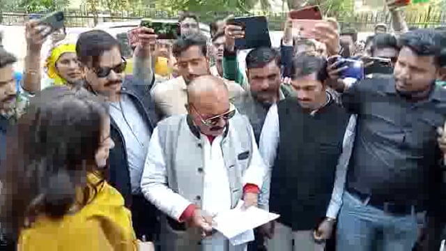 पुलिस इंस्पेक्टर राणा के विरुद्ध पत्रकारों ने सौंपा ज्ञापन