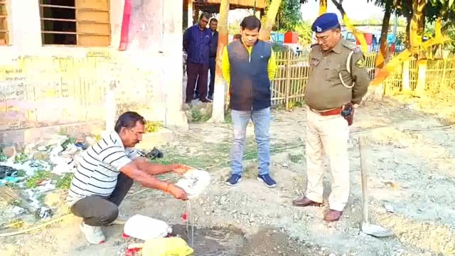 हसनगंज थाना प्रांगण में अवैध शराब का हुआ विनष्टीकरण। 



