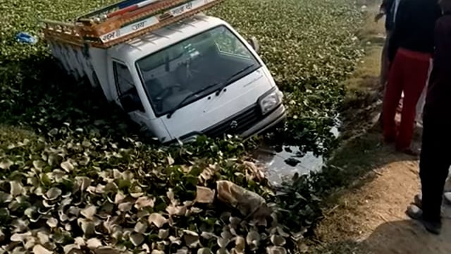 तेजी एवं लापरवाही से चलती गाड़ी तालाब में जा घुसी: टला हादसा 