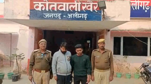 नादा बाईपास से खैर पुलिस ने दो वांछित अभियुक्तों को पकड़ कर भेजा जेल