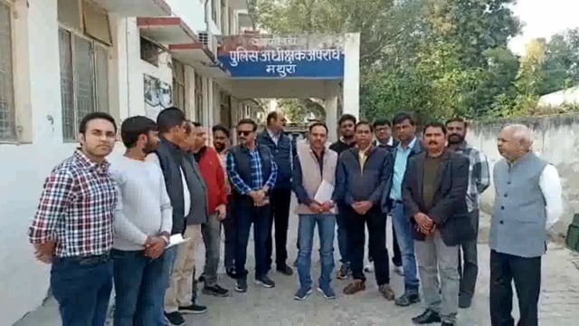 पेट्रोल पंप पर दबंग ने दिखाई दबंगई कर्मचारियों को दौड़ा-दौड़ा  करके पीटा सीसीटीवी फुटेज हुए वायरल