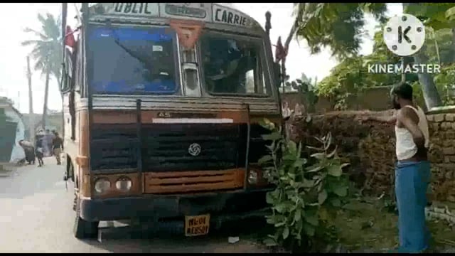 पड़ावचक गांव में किताब लगा पार्सल 10 चक्का ट्रक  असंतुलित होकर नाला में फंसा, काफी मशक्कत के बाद ग्रामीणों ने हटाया जाम