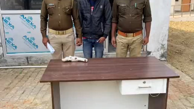 कौड़िया थाना पुलिस ने अवैध तमंचे के साथ अभियुक्त को किया गिरफ्तार 