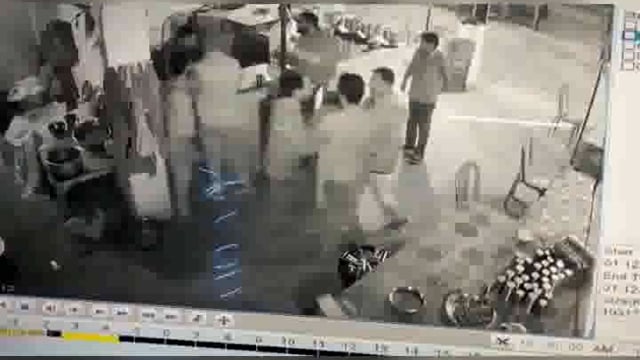 मथुरा भरतपुर मार्ग पर तारसी चौराहा बांके बिहारी ढाबा पर मारपीट का वीडियो वायरल सीसीटीवी कैमरे में कैद