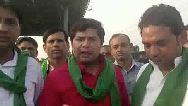 पुलिस इंस्पेक्टर राणा के विरुद्ध पत्रकारों ने सौंपा ज्ञापन