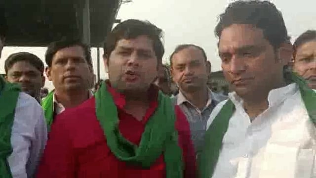 पुलिस इंस्पेक्टर राणा के विरुद्ध पत्रकारों ने सौंपा ज्ञापन