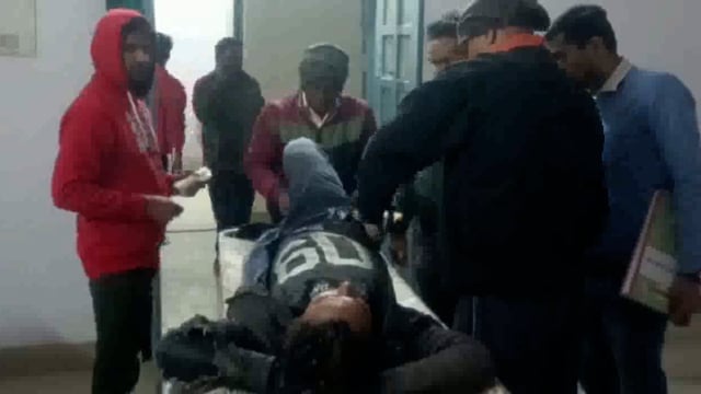 अज्ञात वाहन की टक्कर से बाइक सवार हुआ गंभीर रूप से घायल जिला अस्पताल किया रेफर