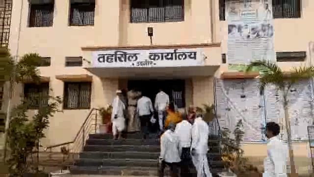 तालुक्यातील 26 ग्रामपंचायतचे उमेदवारी अर्ज दाखल करण्यासाठी उमेदवारानी तहसील कार्यालयात केली गर्दी