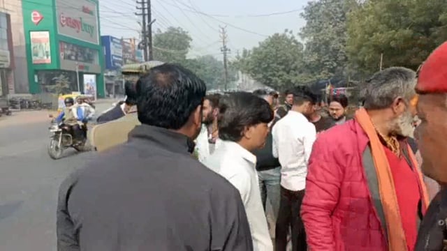 बीएसए रोड पर नो एंट्री में घुसा लोडिंग ट्रक कार में मारी टक्कर मौके पर पहुंची पुलिस