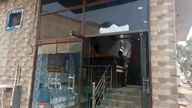 होटल के बंद कमरे में संदिग्ध परिस्थितियों में यात्री की हुई मौत क्षेत्र में फैली सनसनी मौके पर पहुंची पुलिस