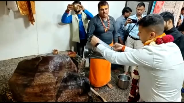 चार्ज लेने से पहले गोवर्धन गिर्राज जी की शरण मे पहुंचे नये पुलिस कप्तान , सेवायतों ने माला दुपट्टा पहना किया स्वागत  