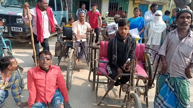 बिहार एसोसिएशन के तहत दिव्यांग जनों ने सूर्यगढ़ाप्रखंड कार्यालय के सामने 46 सूत्री मांगों को लेकर दिया धरना