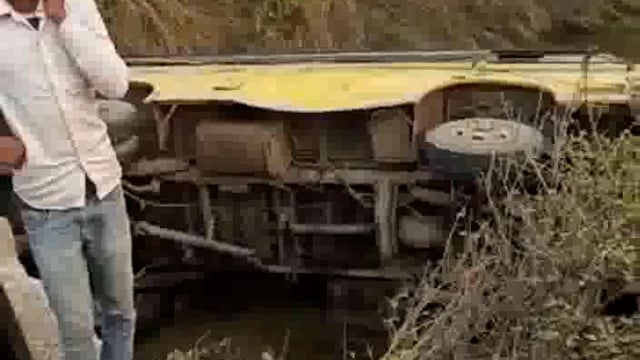 कोतवाली खैरक्षेत्र के गांव इस्माइलपुर बंबा में स्कूल की बस पलटी आधा दर्जन से अधिक बच्चे घायल