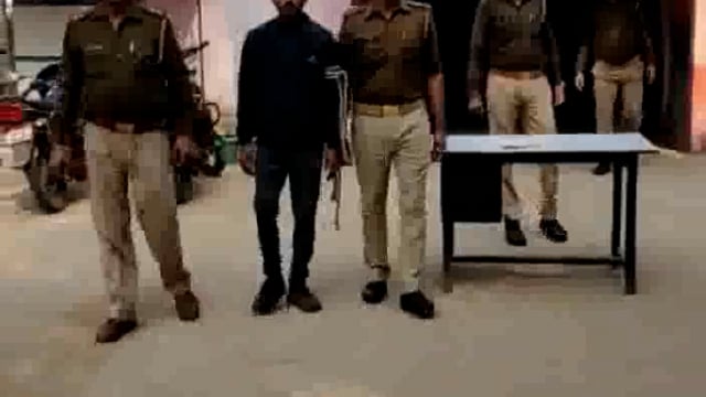 सोमना रोड से वांछित अभियुक्त को खैर पुलिस ने किया गिरफ्तार एक तमंचा 
कारतूस के साथ तेजाजी