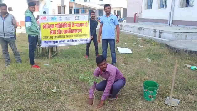 प्रखंड मुख्यालय परिसर में नेहरू युवा केंद्र के सदस्यों ने किया पौधारोपण, पर्यावरण संरक्षण का दिया संदेश