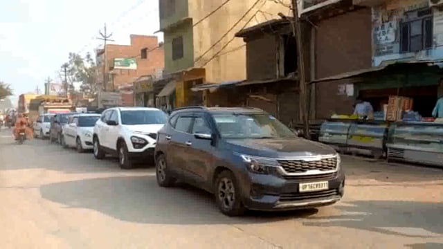 कस्बा खैरमें आए दिन जाम की स्थिति बनी रहती है एंबुलेंस जैसे वाहनों को नहीं मिल पाती है रास्ता