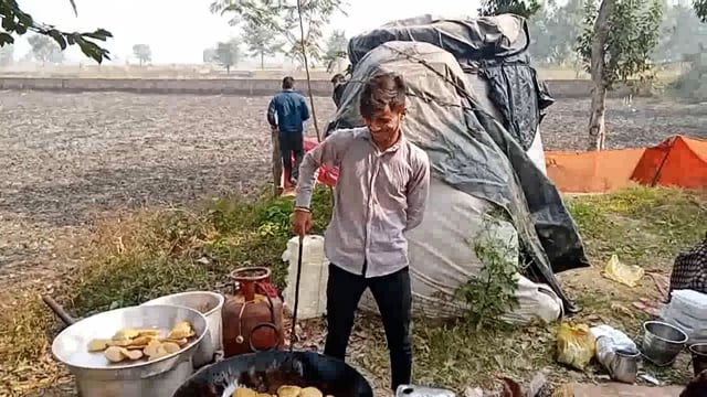 शिवाला नहर पुल पर बने शनिदेव मंदिर पर भक्तों ने किया भंडारा कृपाल सिंह हलवाई रतनपुर वालों ने किया भंडारा